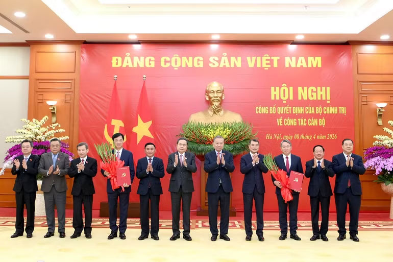 Tổng Bí thư, Chủ tịch nước Tô Lâm và các đồng chí lãnh đạo Đảng, Nhà nước chúc mừng đồng chí Nguyễn Duy Ngọc và đồng chí Nguyễn Hải Ninh. (Ảnh: ĐĂNG KHOA)