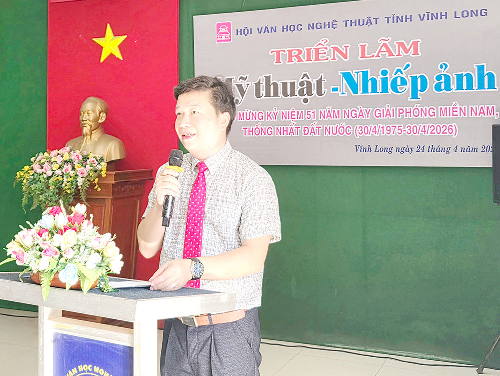 Ông Nguyễn Trọng Nghĩa- Phó Chủ tịch Thường trực Hội Văn học Nghệ thuật tỉnh phát biểu khai mạc.