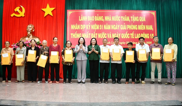 Phó Chủ tịch nước Võ Thị Ánh Xuân thăm, tặng quà gia đình chính sách, hộ nghèo, công nhân lao động và trẻ em khó khăn tại Vĩnh Long