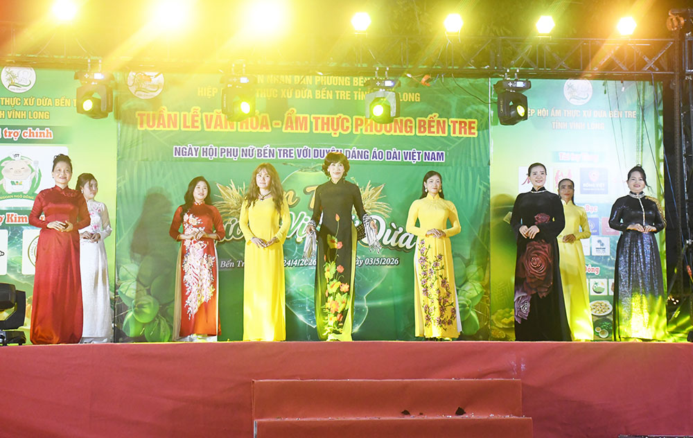  Tiết mục trình diễn áo dài trên sân khấu của hội viên phụ nữ phường Bến Tre được chuẩn bị chu đáo, tôn vinh vẻ đẹp phụ nữ Việt Nam.