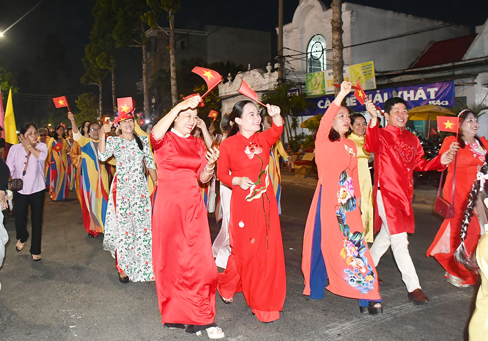 Ngày hội Phụ nữ Bến Tre duyên dáng với áo dài Việt Nam còn góp phần khơi dậy niềm tự hào dân tộc, động viên các tầng lớp phụ nữ tiếp tục gìn giữ nét đẹp truyền thống.