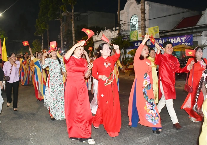 Ngày hội Phụ nữ Bến Tre duyên dáng với áo dài Việt Nam