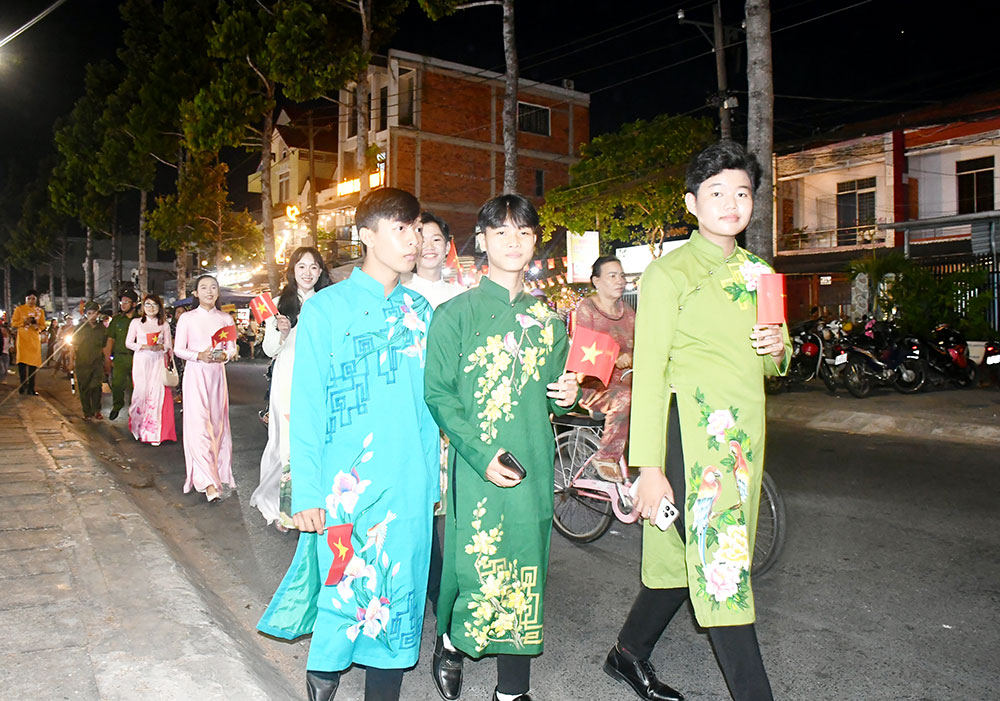 Phần trình diễn và diễu hành trong trang phục áo dài có sự tham gia của nhiều lứa tuổi, nhiều thành phần trên địa bàn phường Bến Tre thể hiện nét đẹp thanh lịch, tự tin, năng động trong thời kỳ mới.