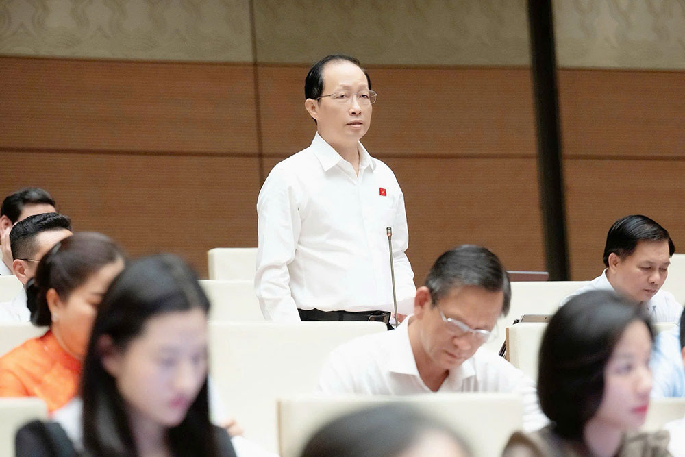 Đại biểu Nguyễn Trúc Sơn- Ủy viên Ban Thường vụ Tỉnh ủy, Phó Chủ tịch UBND tỉnh phát biểu tại hội trường (ngày 21/4/2026).