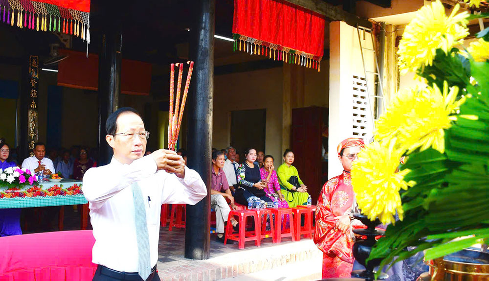 Phó Chủ tịch UBND tỉnh Nguyễn Trúc Sơn dâng hương các Vua Hùng. Ảnh: H. Quốc