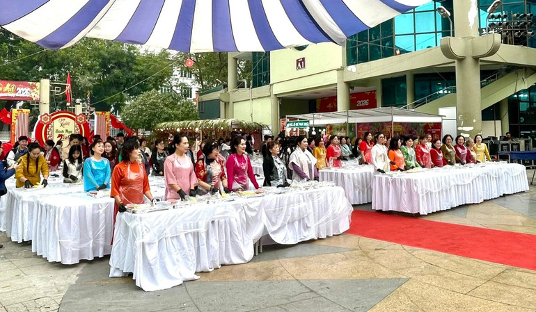 Trải nghiệm làm kim chi trong một triển lãm của Trung tâm.