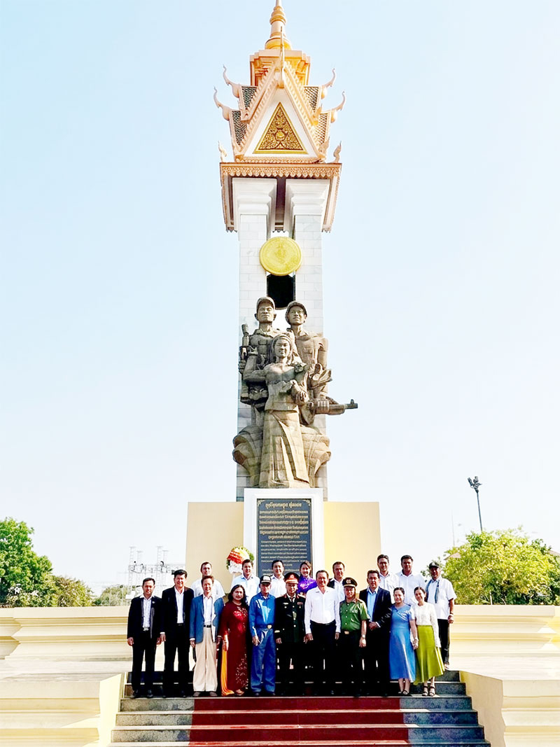 Đoàn đại biểu tỉnh Vĩnh Long dâng hoa, viếng tượng đài.