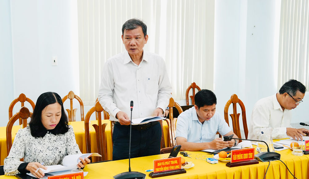 Phó Giám đốc Báo và phát thanh, truyền hình Vĩnh Long- Huỳnh Tấn Phát phát biểu tại hội nghị.