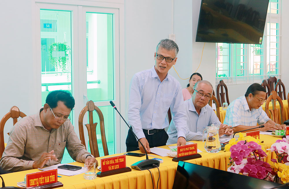 Đồng chí Lê Ngọc Hân- Phó Giám đốc Báo và phát thanh, truyền hình Vĩnh Long chia sẻ về công tác phối hợp thực hiện nhiệm vụ.