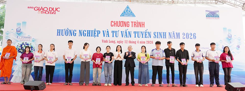 Trao học bổng cho 15 học sinh vượt khó học tốt.