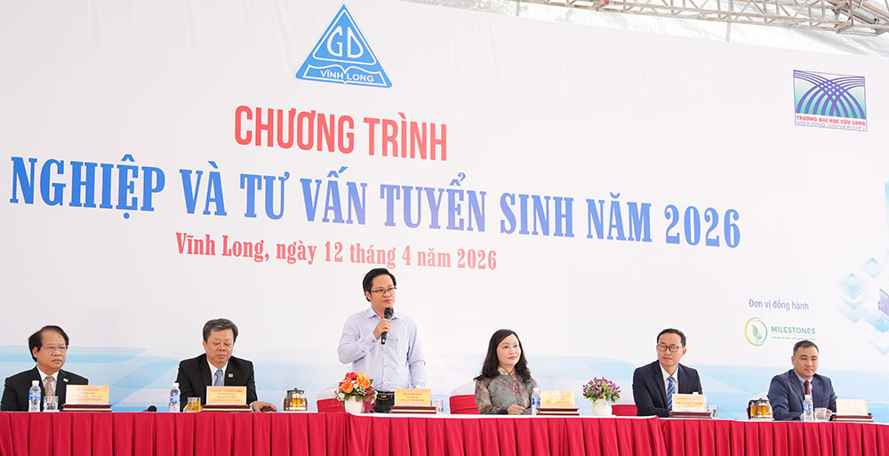 Ban tư vấn trả lời câu hỏi cho học sinh.