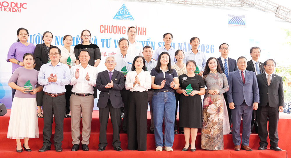 Ban tổ chức trao chứng nhận cho các đơn vị tham gia chương trình.