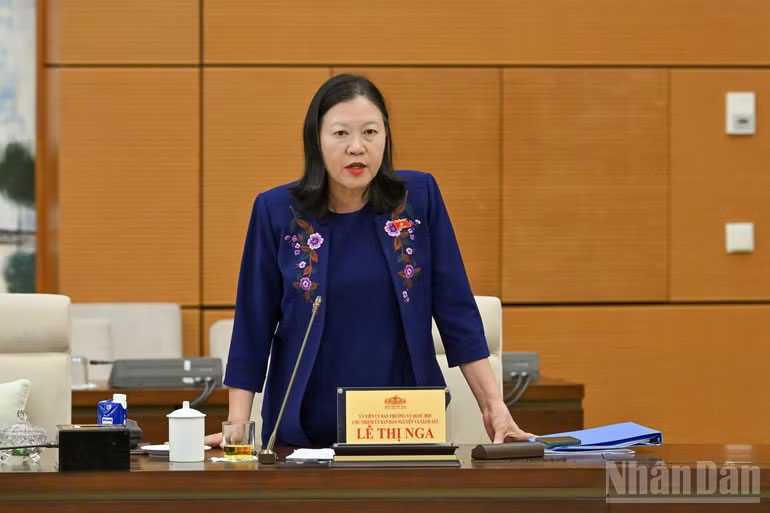 Chủ nhiệm Ủy ban Dân nguyện và Giám sát Lê Thị Nga trình bày báo cáo kết quả giám sát. (Ảnh: THỦY NGUYÊN)