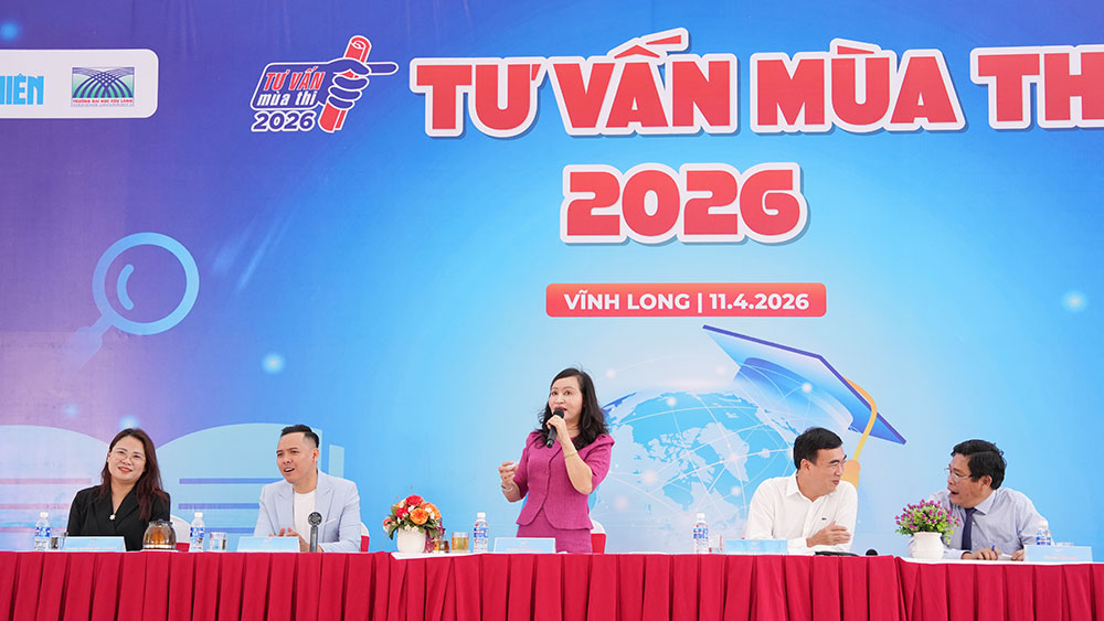 TS. Đặng Thị Ngọc Lan- Phó Hiệu trưởng Trường ĐH Cửu Long tư vấn cho học sinh.