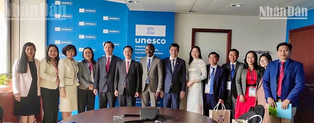 Thứ trưởng Ngoại giao Ngô Lê Văn gặp và làm việc với Trợ lý Giám đốc về văn hóa kiêm Giám đốc Trung tâm Di sản Thế giới Lazare Assomo.