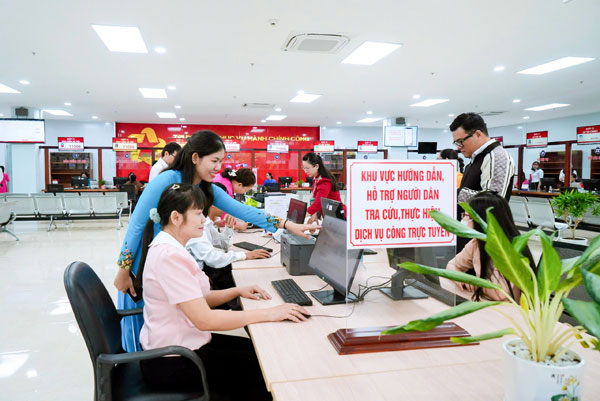 Đẩy mạnh ứng dụng công nghệ thông tin, chuyển đổi số trong quản lý, điều hành, từng bước nâng cao hiệu quả phục vụ Nhân dân. Ảnh: PHẠM HÂN