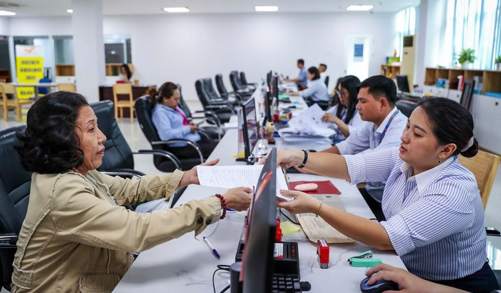 Người dân làm thủ tục hành chính tại Trung tâm phục vụ hành chính công phường Xuân Hòa, TP.HCM - Ảnh: TRÚC PHƯƠNG