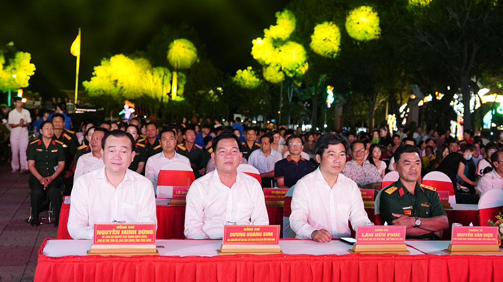 Đồng chí Nguyễn Minh Dũng- Ủy viên Dự khuyết BCH Trung ương Đảng, Phó Bí thư Tỉnh ủy, Chủ tịch HĐND tỉnh và các đại biểu tham dự chương trình.