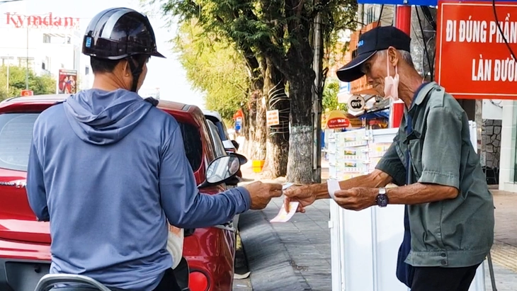 Nhiều người bán vé số hiện là người già, neo đơn, phụ nữ..., rất cần chính sách minh bạch để đảm bảo thu nhập cho họ - Ảnh minh họa

