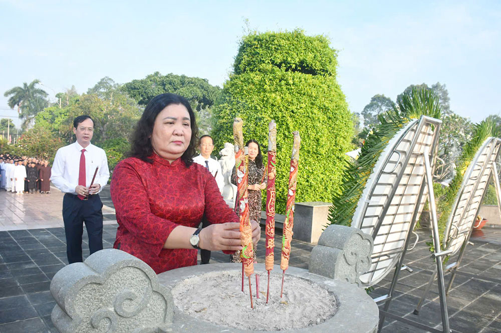 Đồng chí Hồ Thị Hoàng Yến - Phó Bí thư Thường trực Tỉnh ủy dâng hương tưởng nhớ công lao to lớn của các anh hùng liệt sĩ, đồng chí và đồng bào đã anh dũng hy sinh vì độc lập, tự do của Tổ quốc.