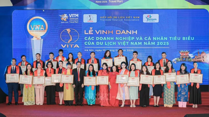 Các doanh nghiệp và cá nhân tiêu biểu, có thành tích xuất sắc trong lĩnh vực du lịch được vinh danh tại VITM 2026. (Ảnh: TTXVN)