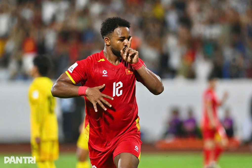 Xuân Son và các đồng đội được VFF thưởng nóng một tỷ đồng (Ảnh: Hải Long).

