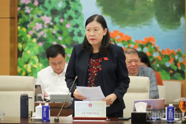 Phó Chủ nhiệm Thường trực Ủy ban Dân nguyện và Giám sát Lê Thị Nga trình bày báo cáo. (Ảnh: DUY LINH)
