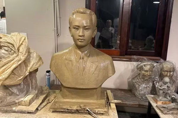 Tác phẩm điêu khắc tượng đồng về đồng chí Hà Huy Tập của tác giả Vương Duy Biên đang trong quá trình hoàn thiện.
