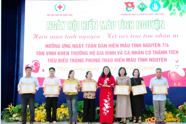 Phó Chủ tịch UBND tỉnh- Nguyễn Thị Bé Mười trao bằng khen cho các gia đình tiêu biểu trong phong trào hiến máu tình nguyện.