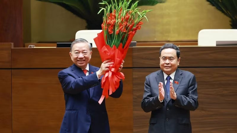 Chủ tịch Quốc hội Trần Thanh Mẫn thay mặt lãnh đạo Đảng, Nhà nước và Đại biểu Quốc hội khóa XVI tặng hoa chúc mừng Tổng Bí thư, Chủ tịch nước Tô Lâm. (Ảnh: TTXVN)