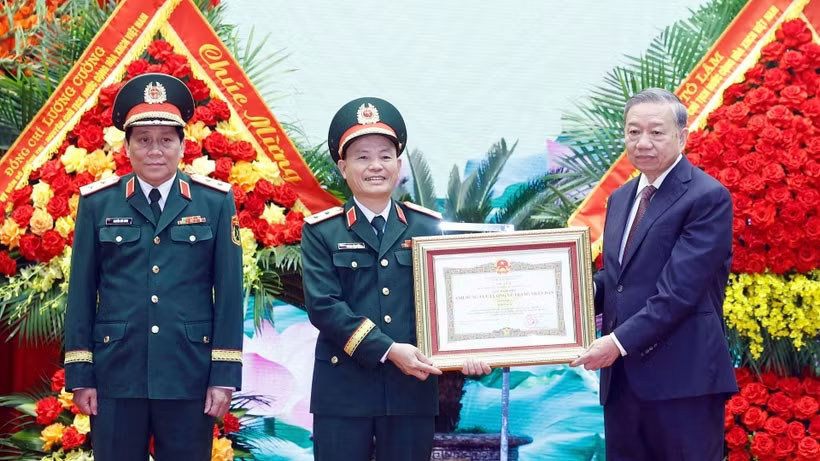 Tổng Bí thư, Chủ tịch nước Tô Lâm, Bí thư Quân ủy Trung ương trao Danh hiệu Anh hùng Lực lượng vũ trang nhân dân tặng Quân khu 3. (Ảnh: Thống Nhất/TTXVN)