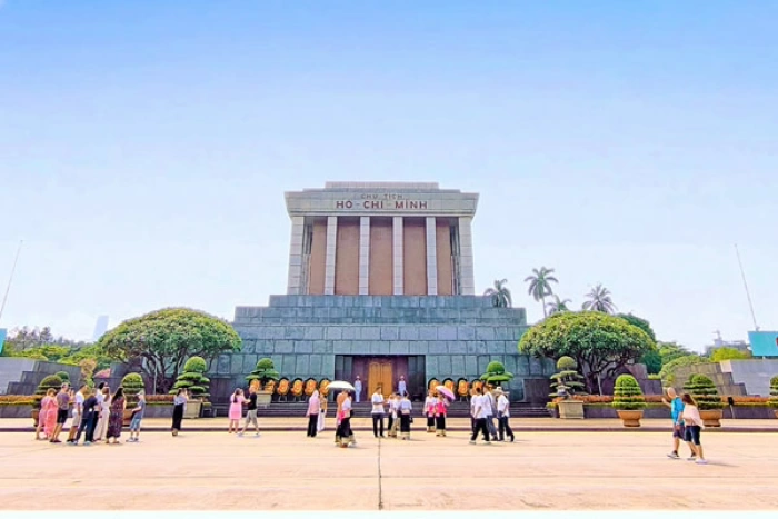 Tháng tư viếng Lăng Bác