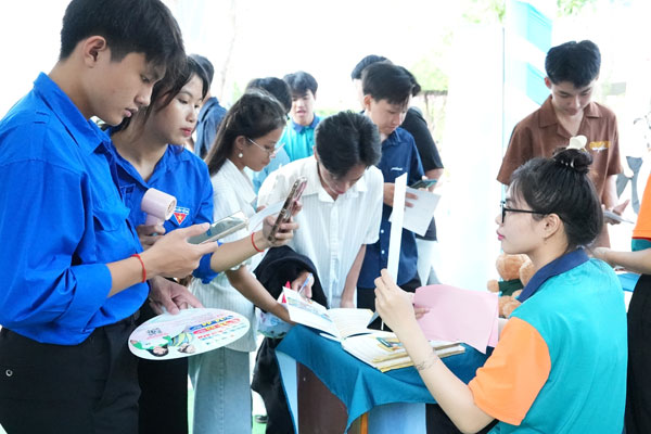 Học sinh tìm hiểu thông tin tuyển sinh và phương thức tuyển sinh năm 2026 tại gian tư vấn.

