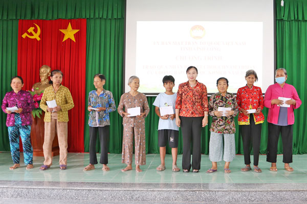 Đồng chí Tô Thị Mỹ Hạnh- Phó Bí thư Thường trực Đảng ủy xã Lưu Nghiệp Anh tặng quà đồng bào Khmer nghèo, cận nghèo.

