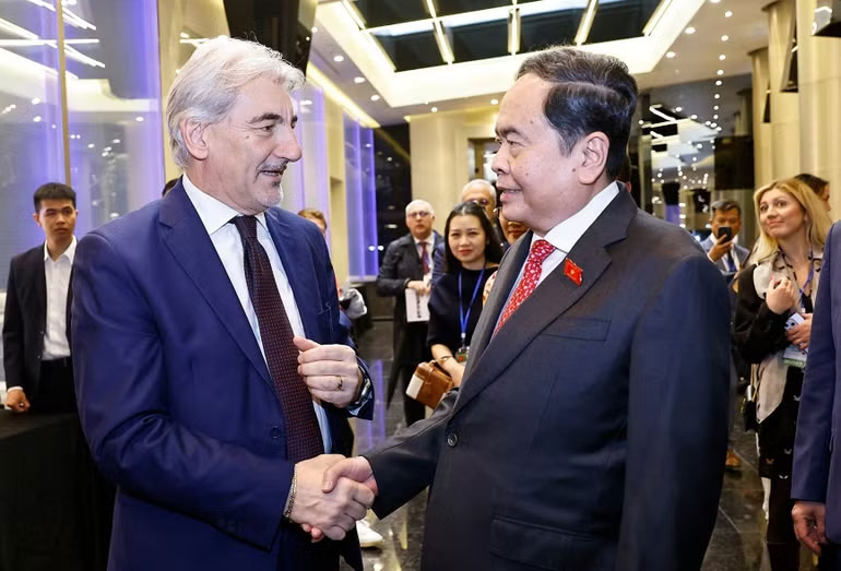 Chủ tịch Quốc hội Trần Thanh Mẫn với Ngài Raffaele Cattaneo, Quốc vụ khanh vùng Lombardy tham dự tọa đàm. (Ảnh: Doãn Tấn - TTXVN)
