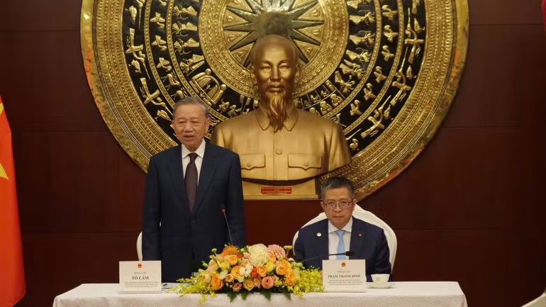 Tổng Bí thư, Chủ tịch nước nói chuyện với bà con kiều bào.