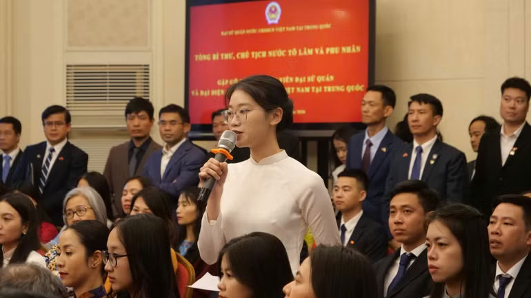 Đại diện kiều bào phát biểu tại buổi gặp gỡ.