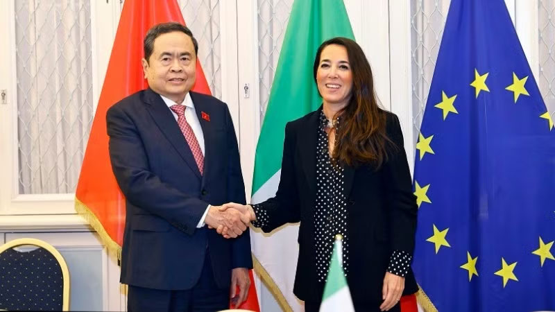 Chủ tịch Quốc hội Trần Thanh Mẫn gặp Phó Chủ tịch Thượng viện Italy Licia Ronzulli. (Ảnh: TTXVN)

