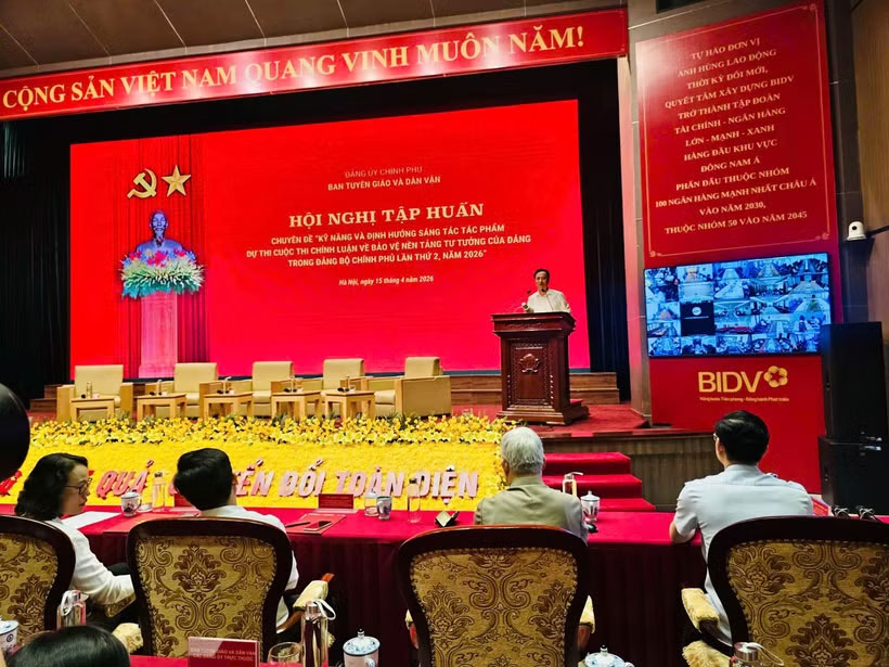 Đồng chí Lại Xuân Lâm, Phó Bí thư Đảng ủy Chính phủ phát biểu tại hội nghị.