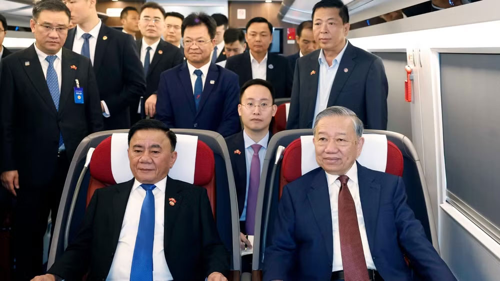 Lãnh đạo doanh nghiệp ngành đường sắt Trung Quốc tháp tùng Tổng Bí thư, Chủ tịch nước Tô Lâm trên tàu cao tốc đi thăm thành phố Nam Ninh. Ảnh: TTXVN
