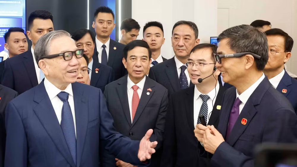 Tổng Bí thư, Chủ tịch nước Tô Lâm và các đại biểu tại Trung tâm hợp tác ứng dụng AI Trung Quốc - ASEAN. Ảnh: Thống Nhất - TTXVN
