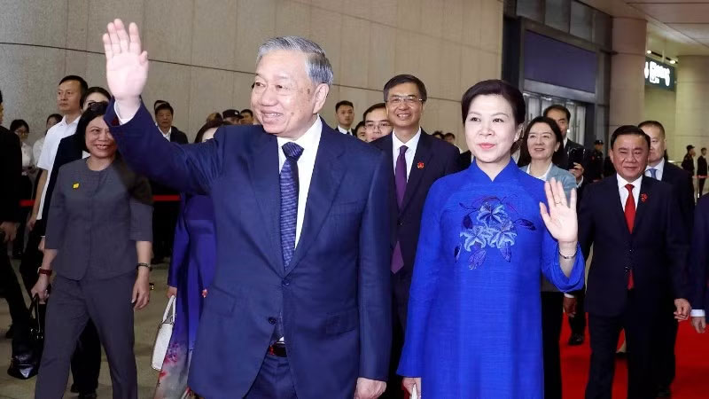 Tổng Bí thư, Chủ tịch nước Tô Lâm cùng Phu nhân tại ga Nam Ninh Đông, Thành phố Nam Ninh (Trung Quốc). (Ảnh: Thống Nhất -TTXVN)
