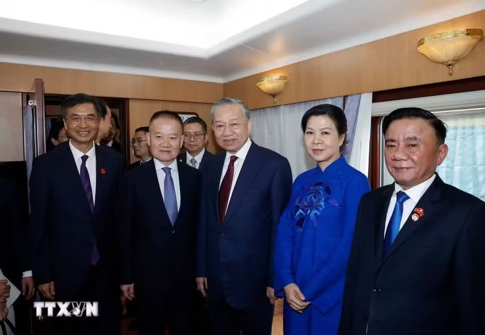 Các đồng chí lãnh đạo Trung Quốc tiễn Tổng Bí thư, Chủ tịch nước Tô Lâm cùng Phu nhân tại ga Bằng Tường, Trung Quốc.
