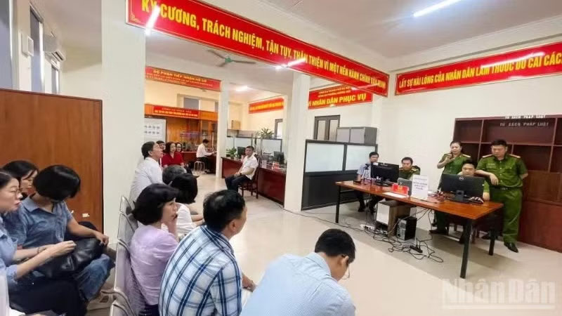 Đảng viên trên địa bàn phường Dương Nội, thành phố Hà Nội thực hiện triển khai việc đổi thẻ đảng viên điện tử. (Ảnh minh họa: DIỆU THƯƠNG)
