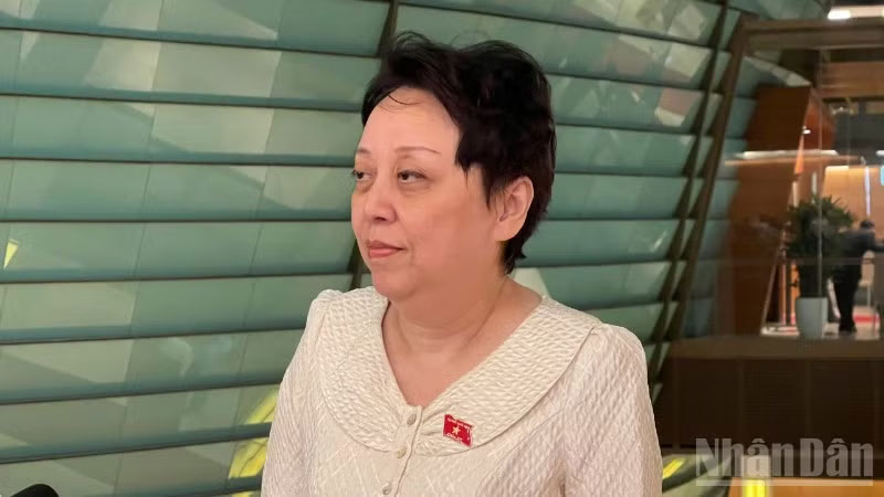 Phó Giáo sư, Tiến sĩ Phạm Khánh Phong Lan – Đoàn Đại biểu Quốc hội Thành phố Hồ Chí Minh trao đổi với phóng viên bên hành lang Quốc hội.
