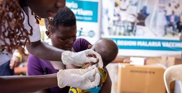 Nhân viên y tế tiêm vaccine phòng sốt rét cho em nhỏ tại Apac, Uganda. (Ảnh: THX/TTXVN)