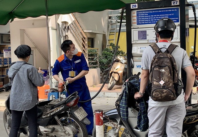 Giá xăng dầu tiếp tục giảm mạnh từ 15 giờ 30 ngày 9/4. ẢNH: PHAN HẬU