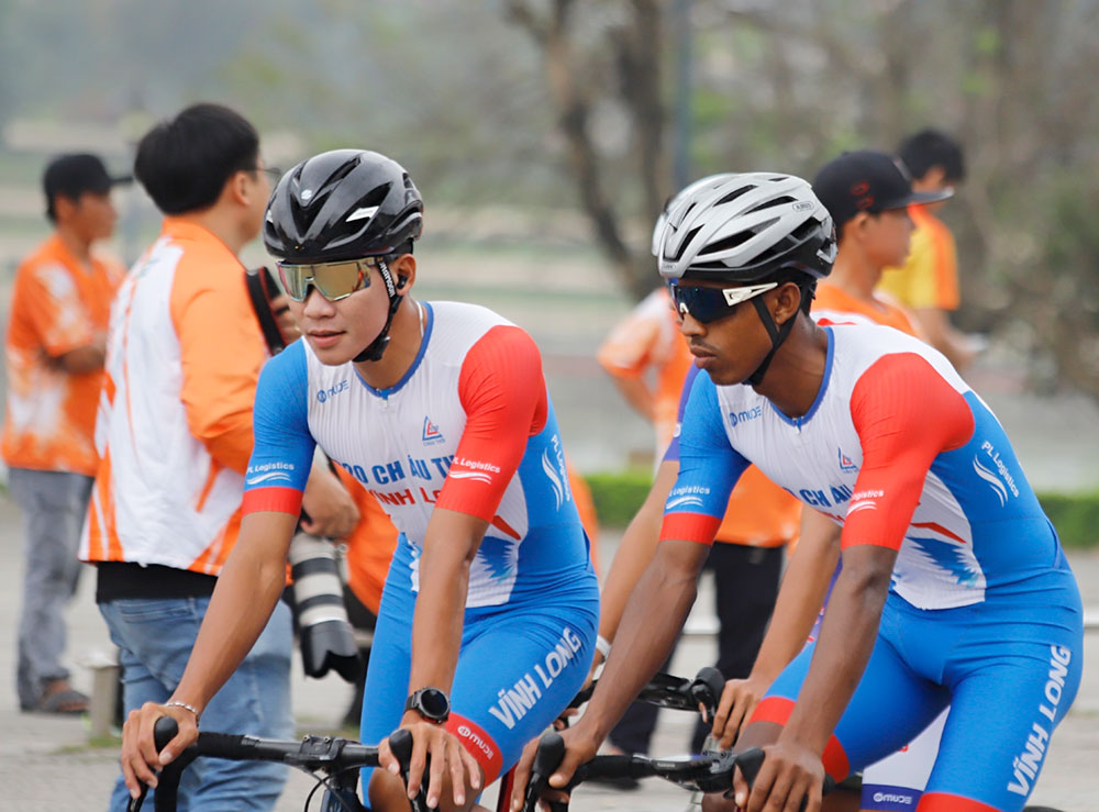 Tay đua Tesfay Amanuel Teklehaymanot- “Ẩn số Châu Phi” của 620 Châu Thới Vĩnh Long (bên phải ảnh) lần đầu tiên “lộ diện” khi lọt trong top những VĐV dẫn đầu chặng.