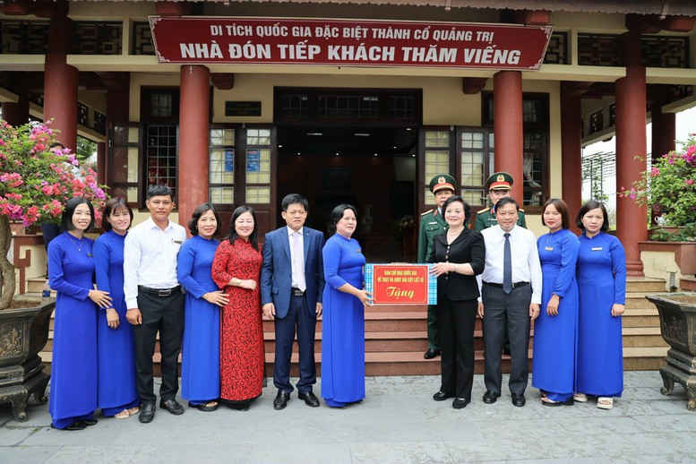 Phó Thủ tướng tặng quà Ban quản lý Khu di tích đặc biệt Thành cổ Quảng Trị - Ảnh: VGP/Thu Giang

