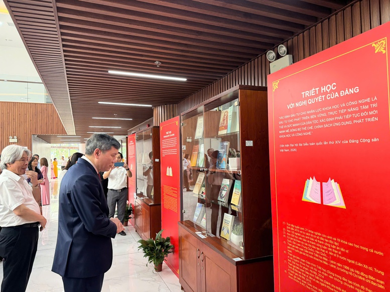 Các đại biểu tham quan Khu trưng bày - Ảnh: VGP/Thu Giang

